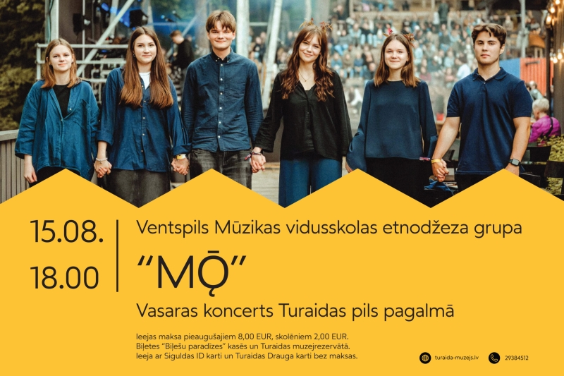 Ventspils Mūzikas vidusskolas etnodžeza grupas "MŌ" vasaras koncerta plakāts. Tajā redzami grupas dalībnieki, sadevušies rokās, un sniegta informācija par koncertu, kas norisināsies 15. augustā plkst. 18.00 Turaidas pils pagalmā.