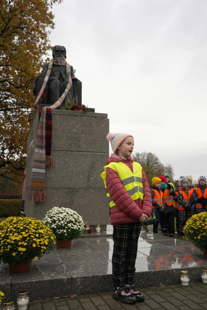 Bērns pie Krišjāņa Barona pieminekļa