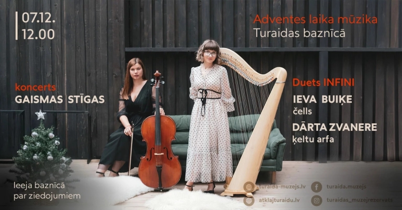Reklāmas plakāts koncertam "Gaismas stīgas" 7. decembrī plkst. 12.00 Turaidas baznīcā; attēlā duets "INFINI" (Ieva Buiķe ar čellu un Dārta Zvanere ar kiltu arfu) pie tumšas koka sienas un mazas eglītes.