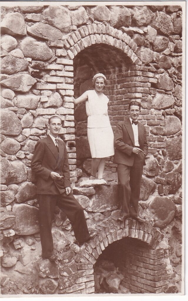 Jaunieši Krimuldas pilsdrupās, foto