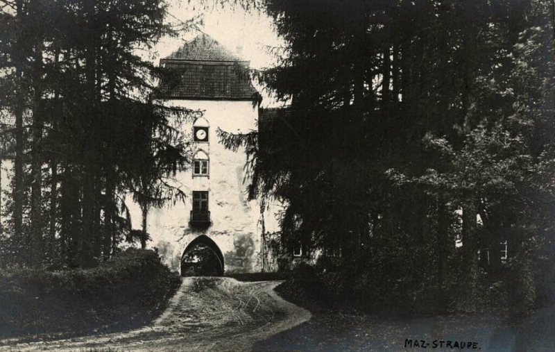 Mazstraupes pils vārtu tornis, nojaukts 1938. gadā. Izdota ne vēlāk par 1915. gadu. Fotogrāfs nezināms.