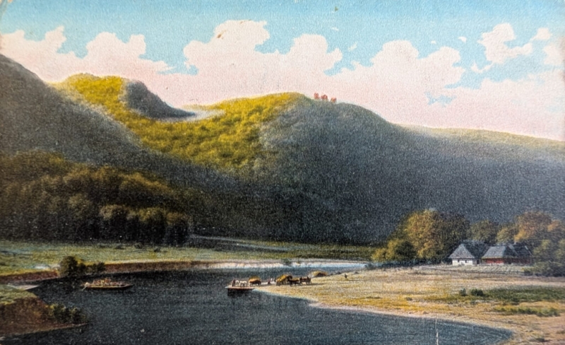Gaujas leja Vidzemē. Barona M. K. Klodta fon Jurgensburga 1862. gada darinātās gleznas reprodukcija 20. gs. sākumā izdotā pastkartē. Priekšplānā – Gauja ar pārceltuvi un pārcēlāja māja, fonā - kreisajā pusē - pilskalns Kārļa kalns, no tā pa labi redzams, Turaidas lībiešu pilskalns ar bīskapu mūra pils drupām.