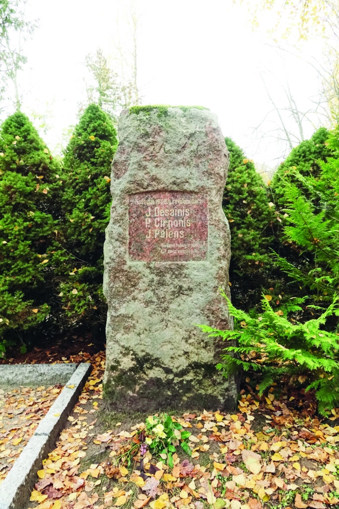 Piemineklis-Desainim-Palenam-Cirponim-Siguldas-kapos-683x1024.jpg