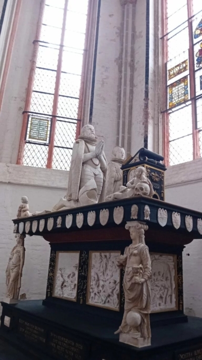 Fotoattēls ar Mēklenburgas hercoga Kristofa iespaidīgo kapa pieminekli Šverīnes Doma baznīcā
