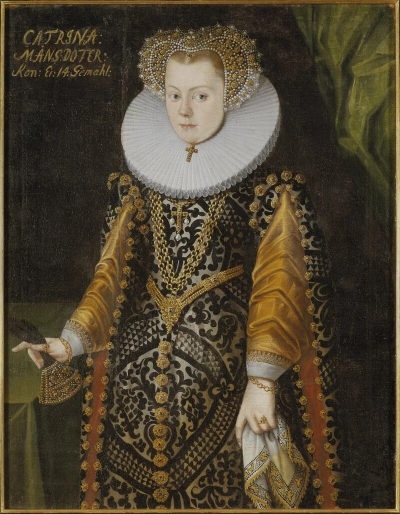 Zviedrijas karalienes Katrīnas Monsdoteras portrets (lai gan parakstā minēta Elizabete); attēlā redzama sieviete ļoti greznā 16. gadsimta tērpā ar platu, baltu krokotu apkakli, masīvām zelta ķēdēm un pērlēm rotātu galvassegu.
