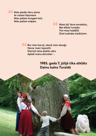 Vēsturisks atskats uz Dainu kalna atklāšanu 1985. gada 7. jūlijā; attēlā redzamas sievietes un bērns tautastērpos, apliecot dižozolu un simbolizējot latvisko tradīciju pārmantojamību.