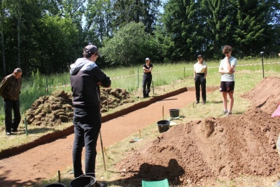 Mārcis Kalniņš, a researcher at the Department of History and Archaeology at the Faculty of Archaeology of the University of Latvia and the Chairman of the Latvian Society of Archaeologists, introduces young people from Sigulda to the use of sounding in archaeological research. Photo: J. Timermane