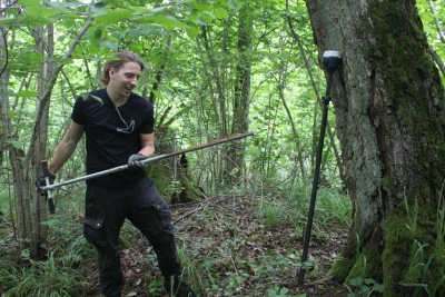 Long-time participant in the archaeological excavations of the Turaida Museum Reserve and 2024 summer intern Mārcis Kļaviņš, conducting sounding work on the southeastern elevation of Jānkalns. Photo: J. Timermane