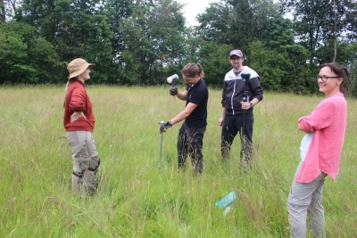 Sounding works on the central plateau of Jāņkalns (sounding is a process that accurately determines the boundaries of soil layers). Participating in the work are Anna Batraga, a research assistant and doctoral student at the Institute of Latvian History of the University of Latvia, Mārcis Kļaviņš, a master’s student at Leiden University and a researcher at the Department of History and Archaeology of the University of Latvia, and Karīna Janova-Jannava, a master’s student of history and archaeology of the Un