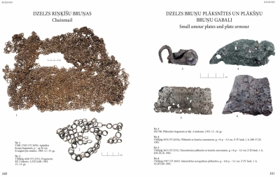 Arheoloģisko atradumu apkopojums ar dzelzs riņķīšu bruņām un bruņu plāksnīšu fragmentiem.