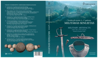 Grāmatas vāka atvērums katalogam par Turaidas pilī atrastajām 13.–17. gadsimta militārajām senlietām.