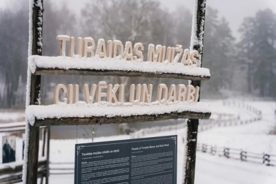 Norāde ar uzrakstu "Turaidas muižas cilvēki un darbi", kas daļēji klāta ar sniegu