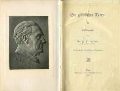 A. Bīlenšteina autobiogrāfijas ”Ein glückliches Leben” (1904) izdevuma titullapa. Prettitulā ievietots attēls – autora portretisks cilnis, kuru izgatavojis viņa dēls Zigfrīds Bīlenšteins