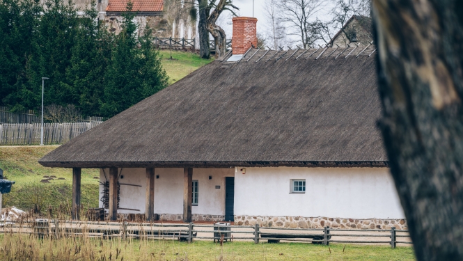 Skati uz Turaidas muižas saimniecības ēkām, ratnīcu un vēsturisko dīķa pagrabu.