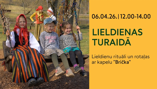  Trīs meitenes šūpojas koka šūpolēs un informatīvs teksts par pasākumu "Lieldienas Turaidā" 6. aprīlī plkst. 12.00–14.00 ar kapelu "Brička".