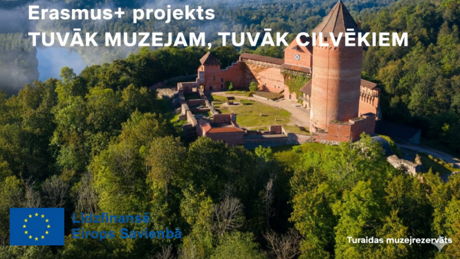 Turaidas pils skats no putna lidojuma rīta saules gaismā un informācija par Erasmus+ projektu "Tuvāk muzejam, tuvāk cilvēkiem" ar Eiropas Savienības līdzfinansējuma logo.