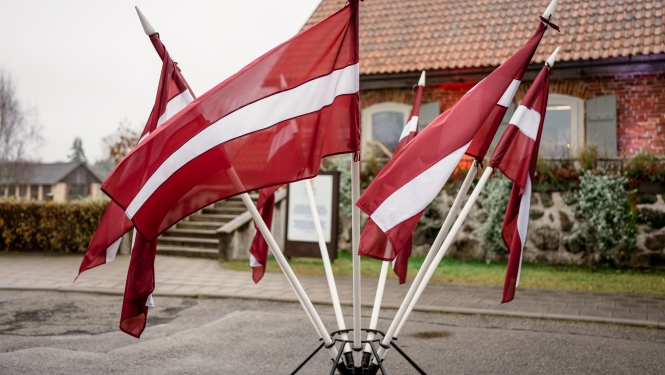 Vairāki Latvijas valsts karogi izvietoti pie vēsturiskas Turaidas muzejrezervāta ēkas.