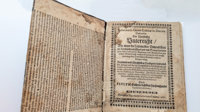 Vēsturiskas grāmatas titulvapa: Paula Einhorna 1636. gadā Rīgā izdotais darbs "Reformatio Gentis Letticae in Ducatu Curlandiae" (Latviešu tautas reformācija Kurzemes hercogistē).