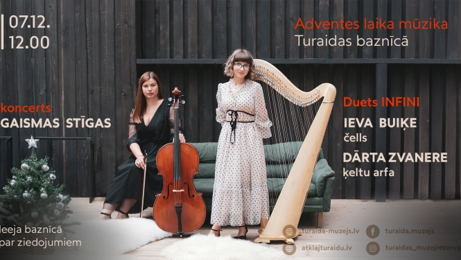 Reklāmas plakāts koncertam "Gaismas stīgas" 7. decembrī plkst. 12.00 Turaidas baznīcā; attēlā duets "INFINI" (Ieva Buiķe ar čellu un Dārta Zvanere ar kiltu arfu) pie tumšas koka sienas un mazas eglītes.