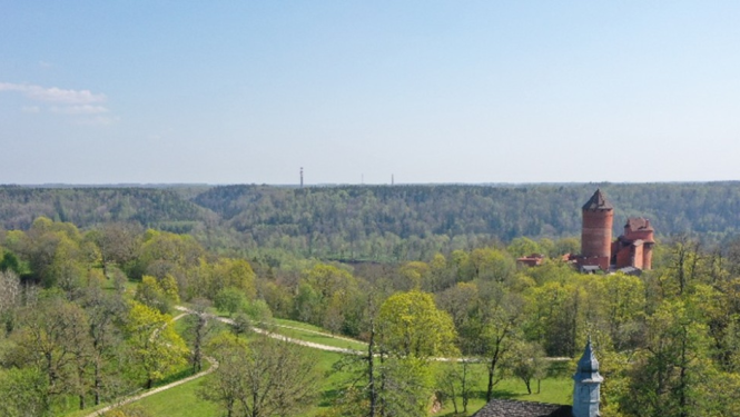 Aierofotogrāfija ar Turaidas pils torni un baznīcu