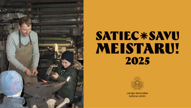 Pasākuma "Satiec savu meistaru! 2025" reklāmas plakāts, kurā kalējs māca bērnam amata prasmes pie laktas.