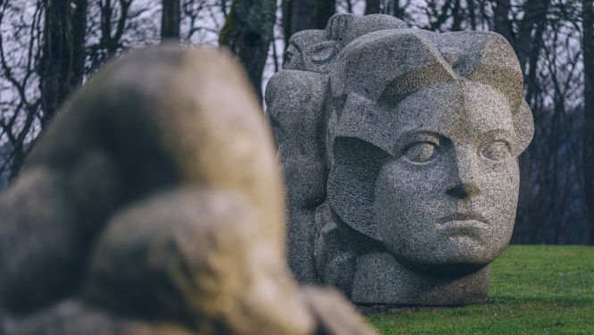 Tēlnieka Induļa Rankas granīta skulptūra "Daina" Turaidas Dainu kalnā; monumentālais sievietes tēls simbolizē latviešu tautasdziesmu spēku un gudrību.