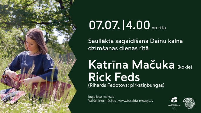 Pasākuma plakāts — saullēkta sagaidīšana Dainu kalnā 7. jūlijā plkst. 4.00 no rīta. Muzicēs Katrīna Mačuka (kokle) un Rick Feds (pirkstiņbungas).