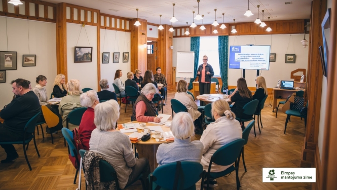 Cilvēku grupa klausās prezentāciju