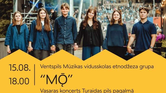 Ventspils Mūzikas vidusskolas etnodžeza grupas "MŌ" vasaras koncerta plakāts. Tajā redzami grupas dalībnieki, sadevušies rokās, un sniegta informācija par koncertu, kas norisināsies 15. augustā plkst. 18.00 Turaidas pils pagalmā.