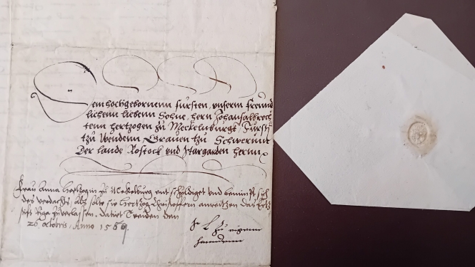  Turaidā 1559. gadā rakstīta hercogienes Annas vēstule dēlam Johanam Albrehtam; dokumentā redzams kaligrāfisks rokraksts un personiskā zīmoga nospiedums.