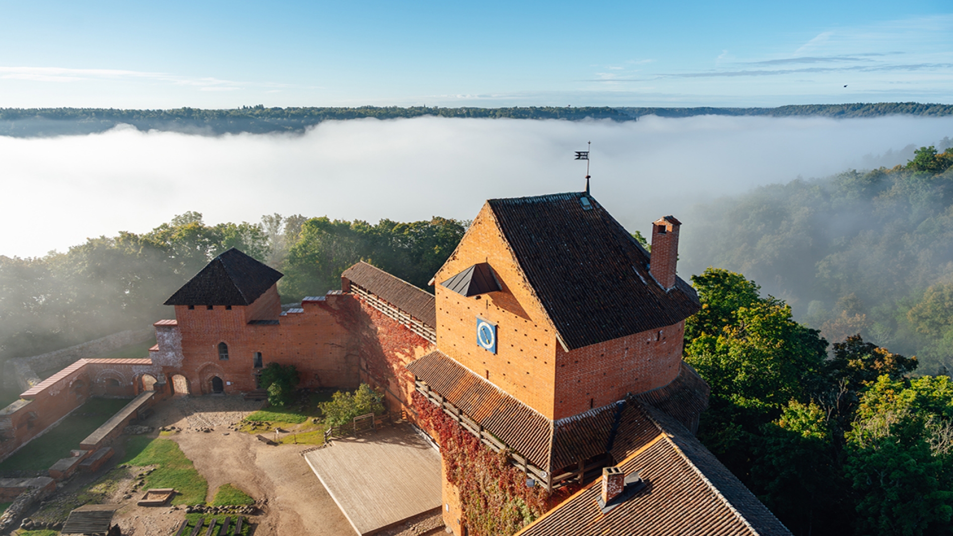 Skats uz Rietumu korpusu no Turaidas  Galvenā torņa