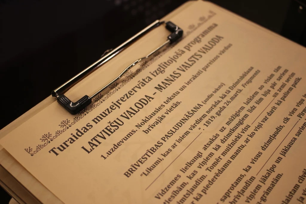 Izglītojošā programma Latviešu valoda – manas valsts valoda. Attēls ar atjautības uzdevumiem, kas saistīti ar ekskursijā dzirdēto. 