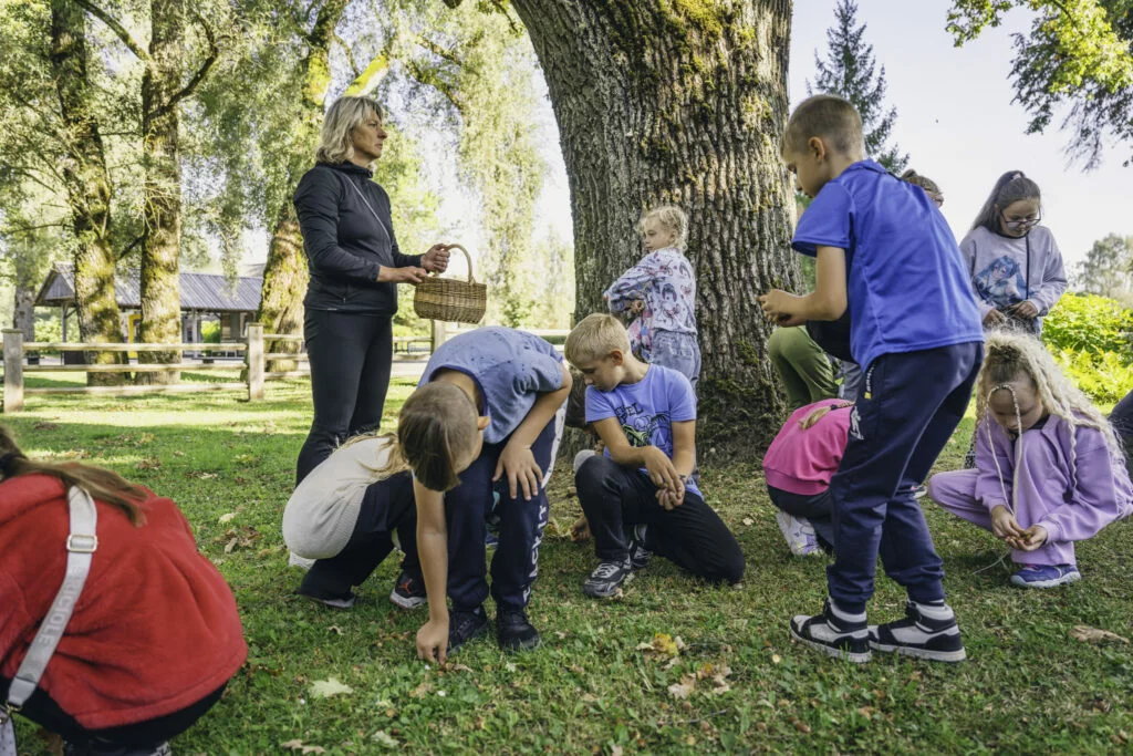 Muzejpedagoģiskās programma Ienāc tautasdziesmu pasaulē Skolnieki piedalās rotaļā 