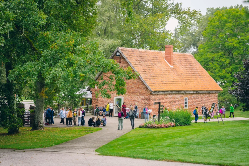 Muzejpedagoģiskās programmas Orientēšanās spēle Tūkstošgades stāsts Skolnieku grupa piedalās spēlē