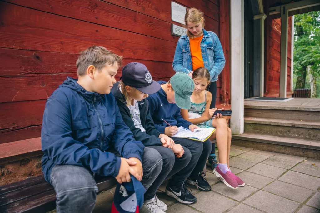 Muzejpedagoģiskās programmas Orientēšanās spēle Tūkstošgades stāsts  Skolnieki aizpilda uzdevumu anketu