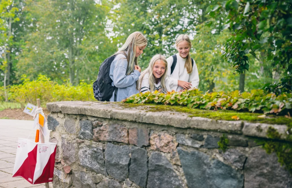 Muzejpedagoģiskās programmas Orientēšanās spēle Tūkstošgades stāsts Skolnieces apskata muzejrezervāta dārzu