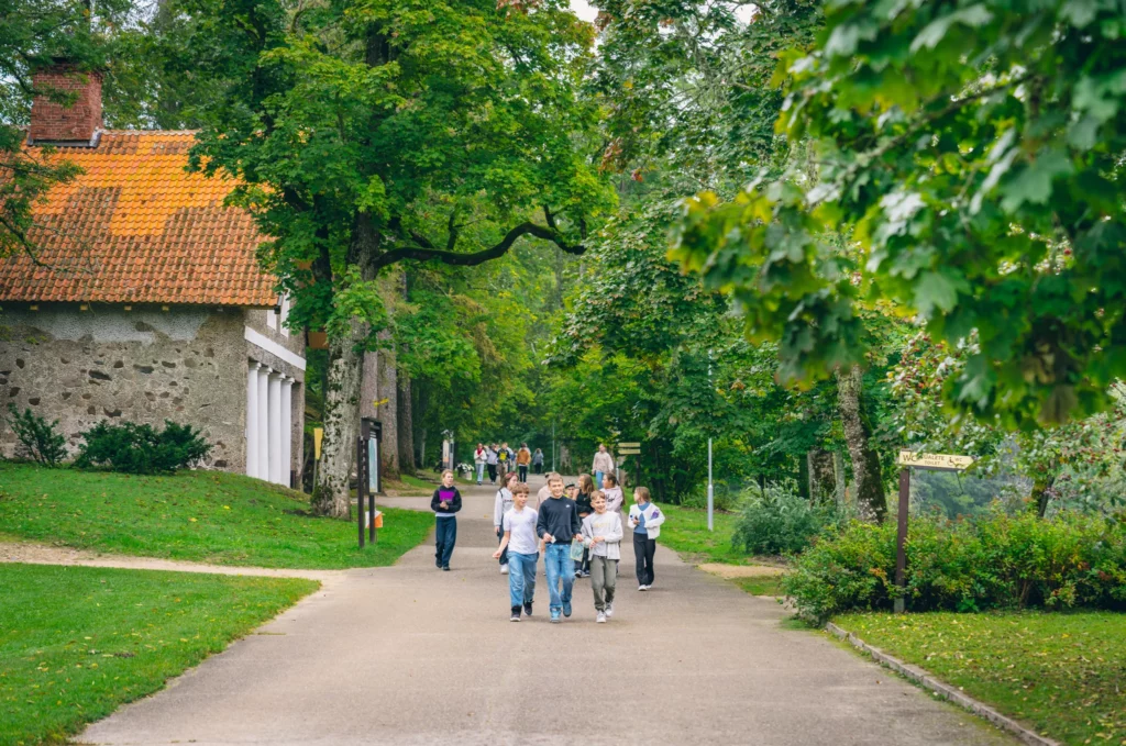 Muzejpedagoģiskās programmas Orientēšanās spēle Tūkstošgades stāsts Skolnieku grupa iepazīst muzejrezervātu