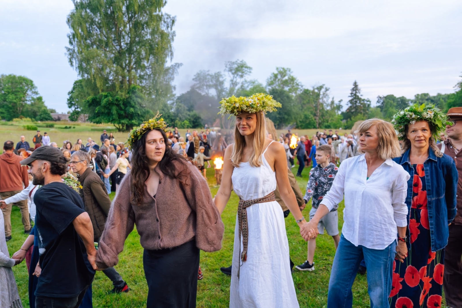 Jāņu dienas pasākums Turaidā. Cilvēki sadevušie rokās 