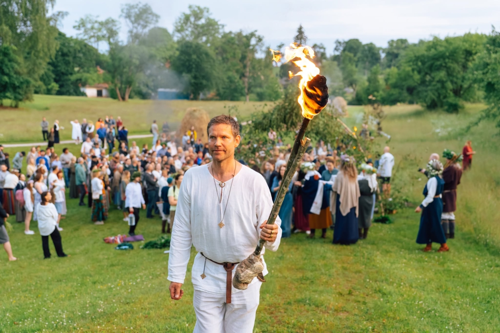 Jāņu dienas pasākums Turaidā. Jauns vīrietis ar lāpu