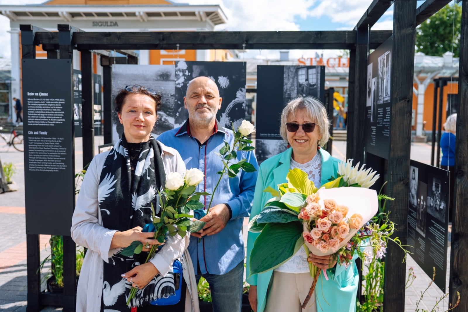 Mārtiņam Bucleram veltītās izstādes atklāšana. Izstādes veidotāji: Ieva Stūre, Erlands Rubins, Maira Dudareva