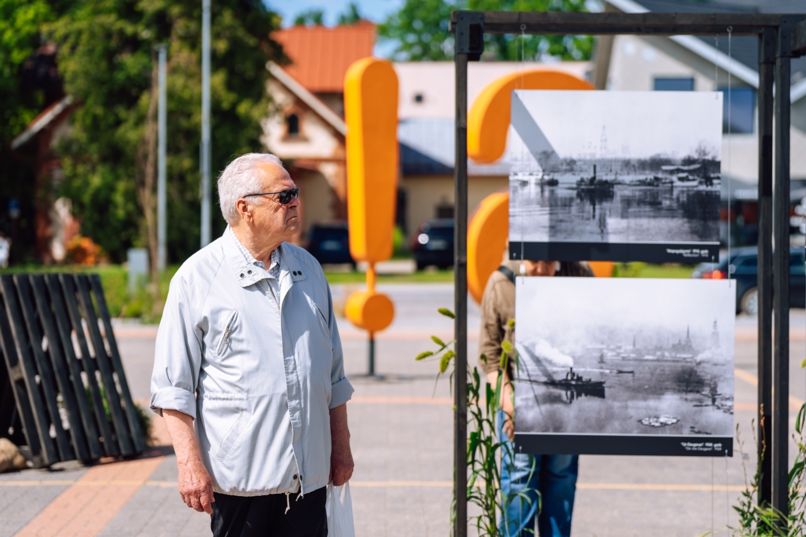 Mārtiņam Bucleram veltītās izstādes atklāšana. Vīrietis skatās izstādi
