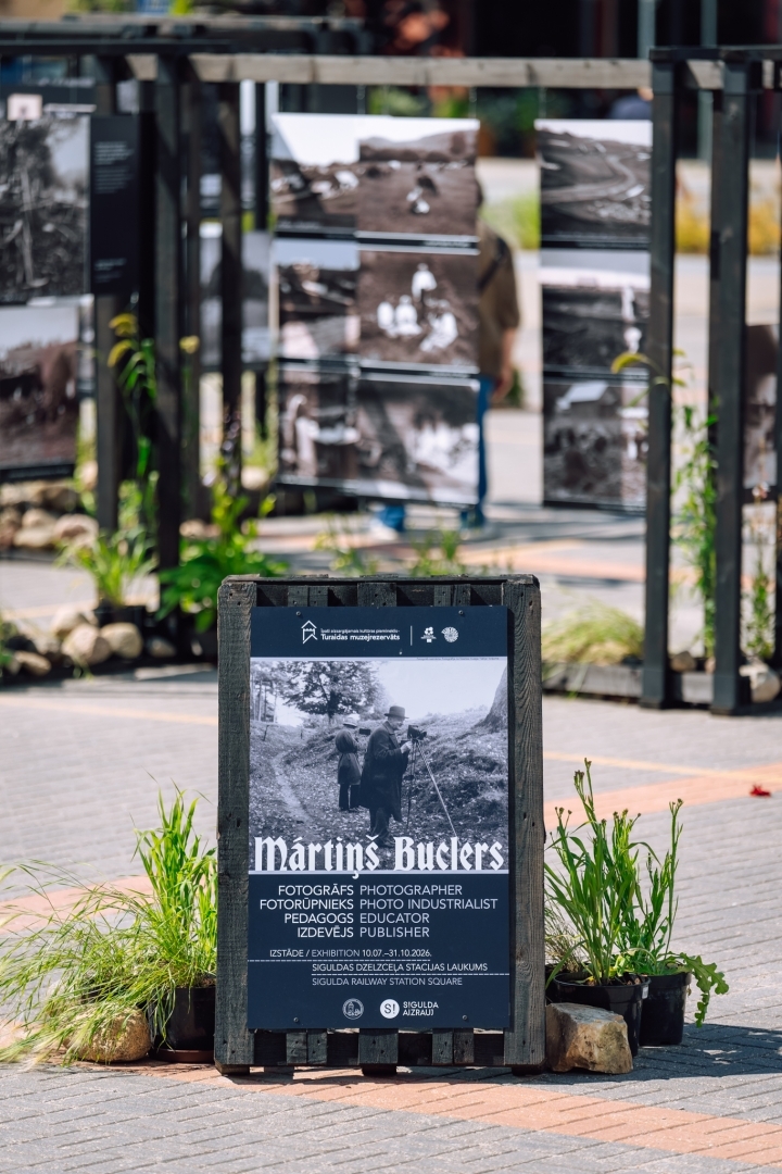Mārtiņam Bucleram veltītās izstādes atklāšana. Reklāmas stends