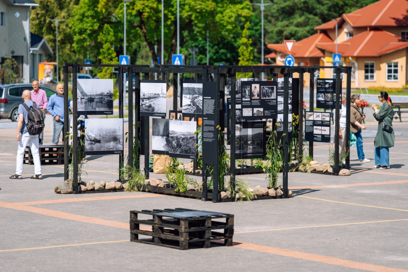 Mārtiņam Bucleram veltītās izstādes atklāšana. Cilvēki skatās izstādi.