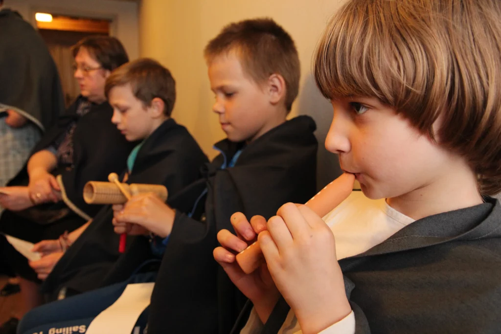 Muzejpedagoģiskā programma Ko lems līvu likteņzirgs? Mazs zēns spēlē stabulīti.