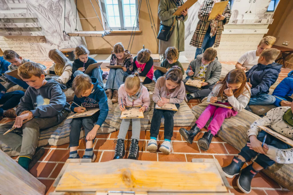 Bērni izglītojošā programmā Kas ir klaušinieks Bērnu grupa rakstiski aizpilda uzdevumu.---