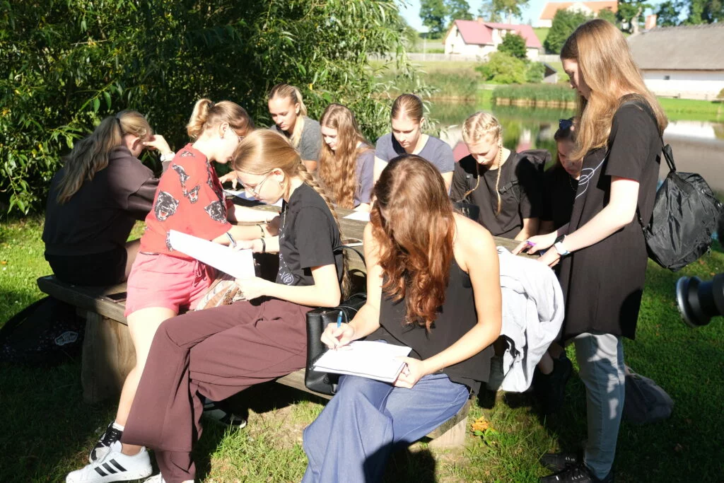 Lapkoku daudzveidības salīdzināšana Turaidas muzejrezervāta meža parkā un Lībiešu takā (7.–9. kl.) Skolnieku grupa muzejrezervāta parkā aizpilda anketu