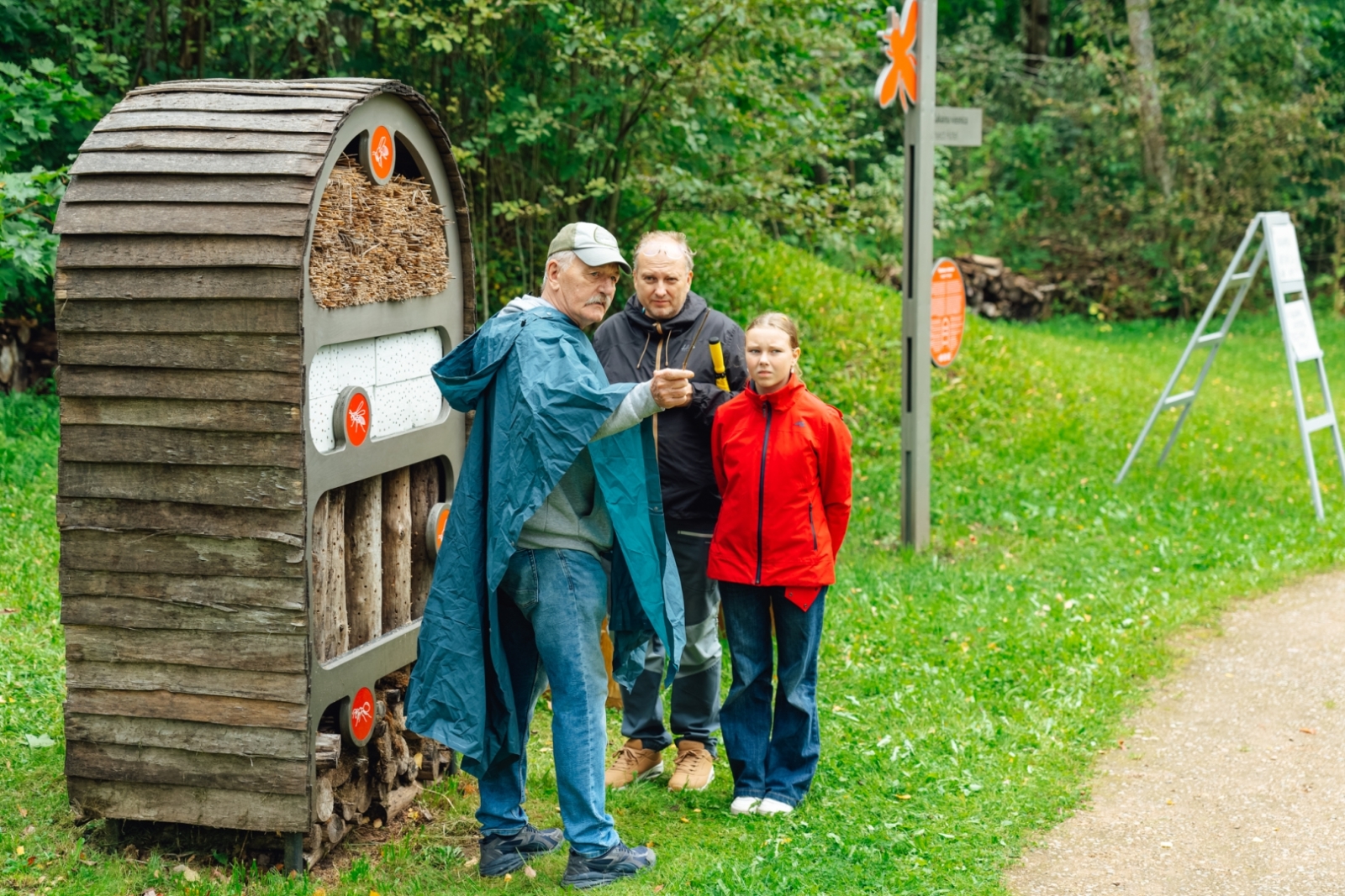 Cilvēki pie kukaiņu viesnīcas
