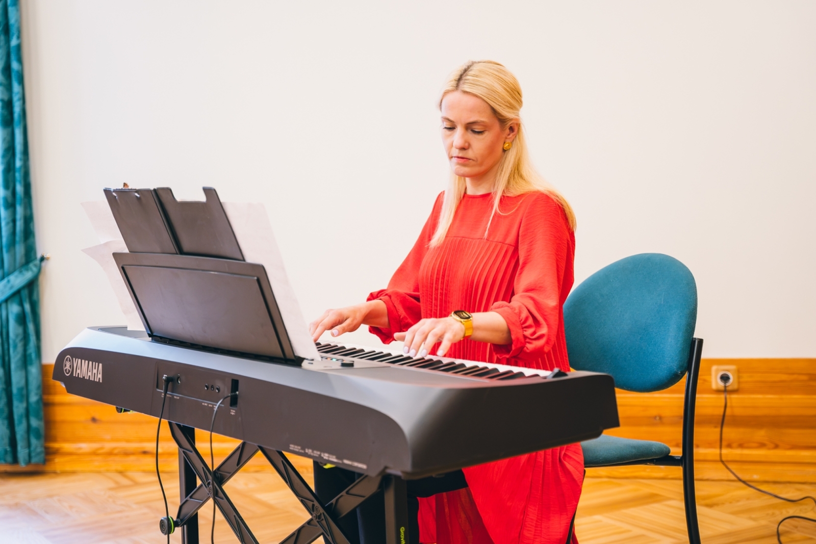 izstāde “Astainie līdzgaitnieki. Teodora Zaļkalna animālijas”. Meitene spēlē sintezatoru
