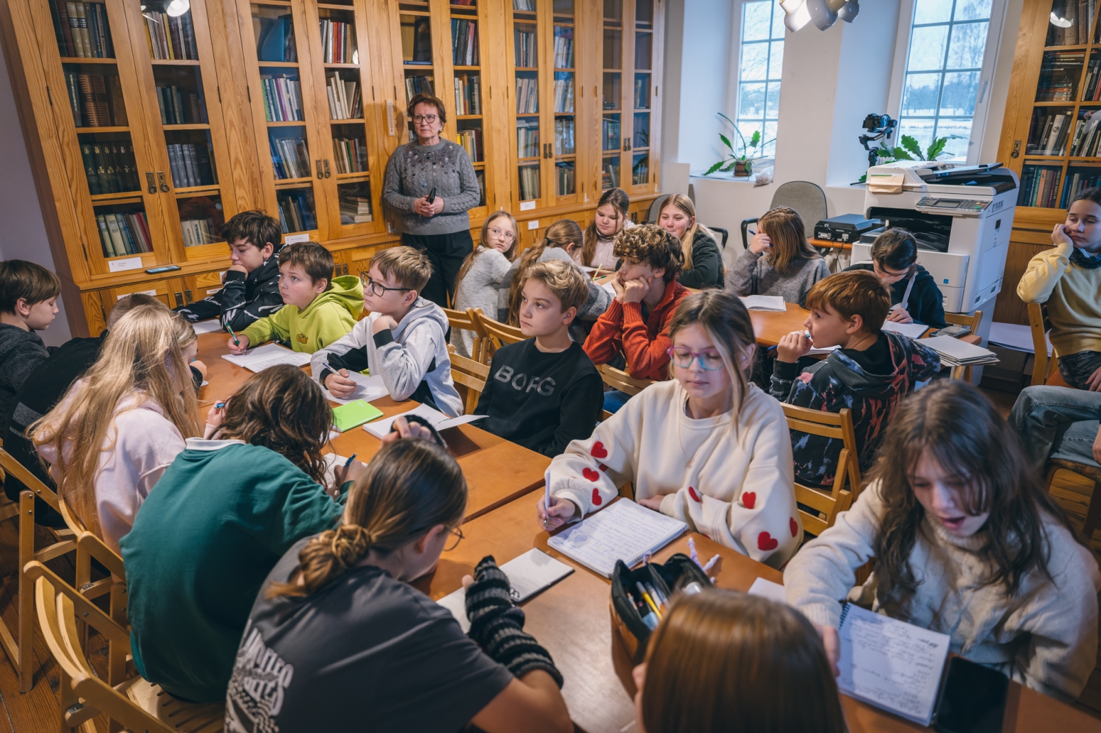 Skolēni pēta Siguldas pastkartes - Foto 5