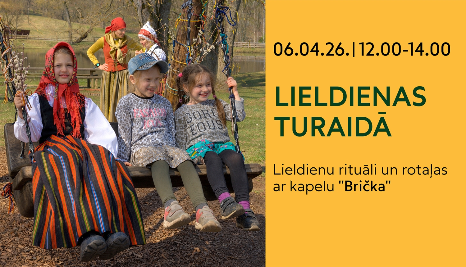  Trīs meitenes šūpojas koka šūpolēs un informatīvs teksts par pasākumu "Lieldienas Turaidā" 6. aprīlī plkst. 12.00–14.00 ar kapelu "Brička".